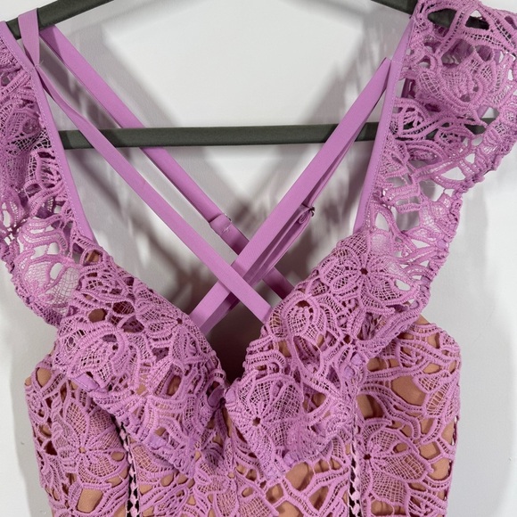 Adelyn Rae Sleeveless Floral Crochet Overlay Nude Lining Lavender Lace Romper XS - Picture 6 of 14